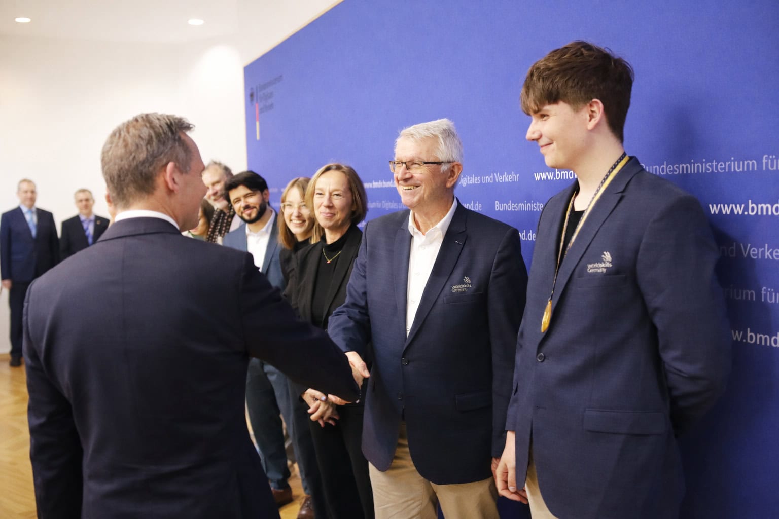 Begrüßung und Handschlag von Führungskräften bei Unternehmensveranstaltung – Business-Eventfotografie in Berlin