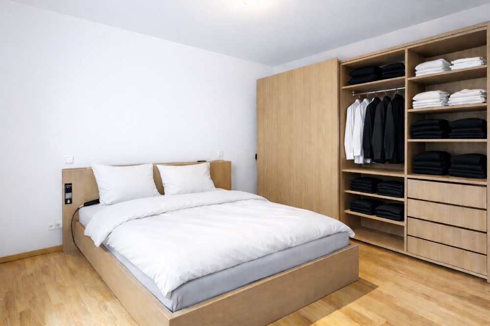 Modernes Schlafzimmer mit Einbauschrank und Holzboden – Interiorfotografie für Immobilien
