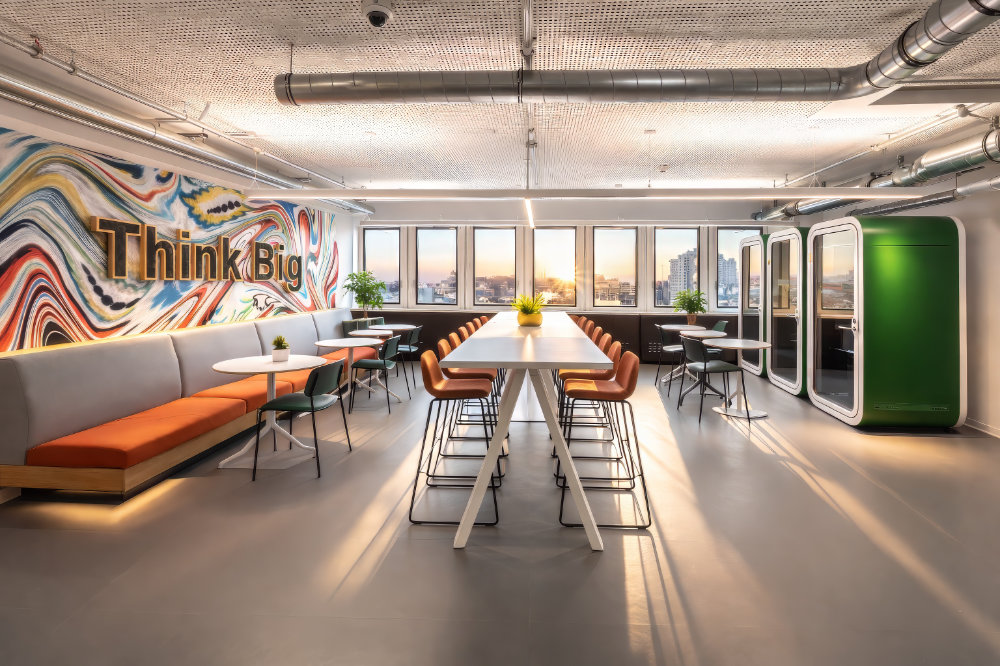 Modernes Kreativbüro mit großer Sitzecke und Wandgrafik – Architekturfotografie Innenraum Berlin