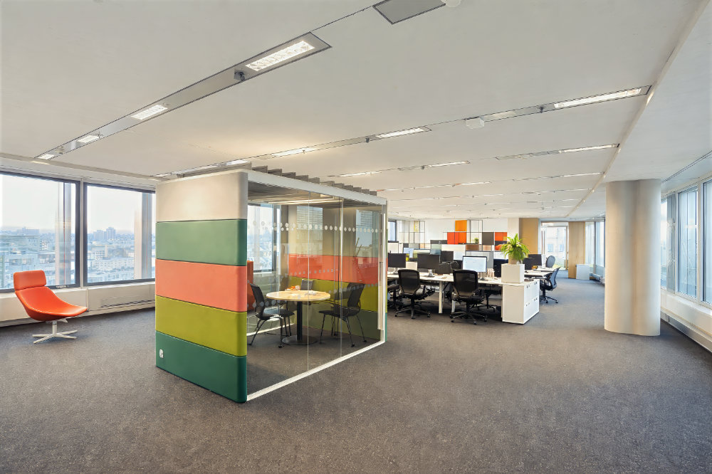 Offenes Großraumbüro mit gläsernem Meetingraum und Panoramafenstern – Interior Office Fotografie Berlin