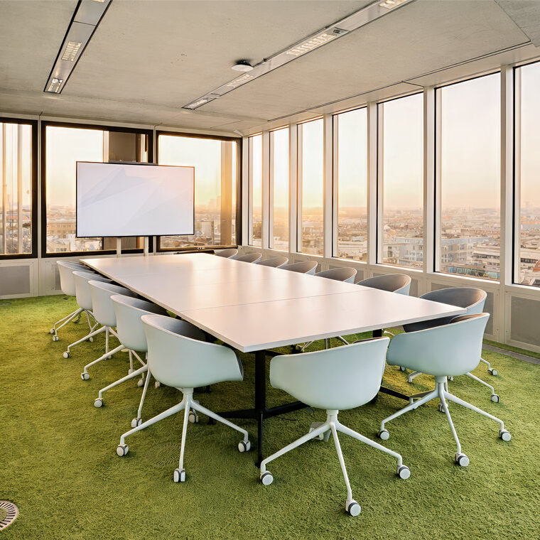Moderner Konferenzraum mit großen Panoramafenstern und Stadtblick – Architekturfotografie für Büros