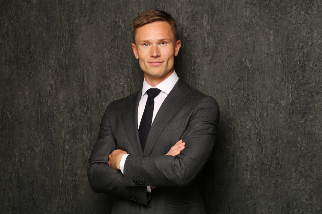 Formelles Bewerbungsfoto eines Mannes im Anzug vor dunklem Studiobackground – Businessportrait für Führungskräfte
